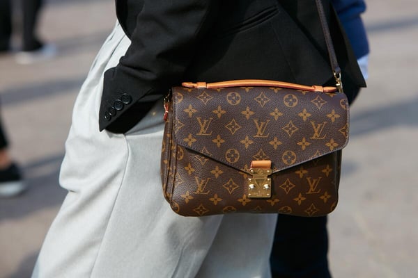 CONSUMERS with LOUIS VUITTON SHOPPING BAG Editorial Stock Image